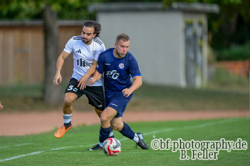 Carlos Isaac Eugui Mora (l. Fortuna), Kasper D&ouml;ring (r. Hennigsdorf), Fortuna Babelsberg - FC 98 Hennigsdorf, Landesliga, 2. Spieltag, Saison 26/27, Fussball, 12.09.2026, Potsdam, Foto: Benjamin Feller