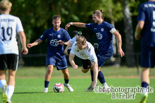 Sascha Mett (l. Hennigsdorf), John Lukas Schmidt (m. Fortuna), Sven Donnerhaak (r. Hennigsdorf), Fortuna Babelsberg - FC 98 Hennigsdorf, Landesliga, 2. Spieltag, Saison 26/27, Fussball, 12.09.2026, Potsdam, Foto: Benjamin Feller
