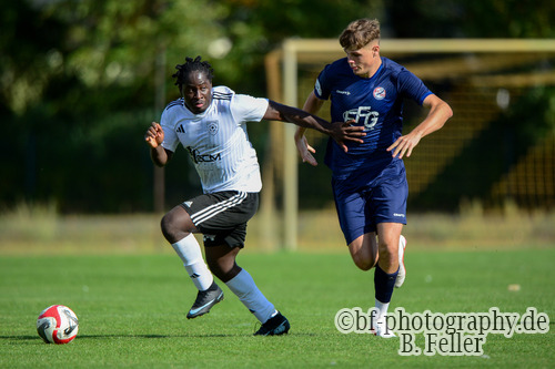 Junior Kalubi Kalonji (l. Fortuna), Ben Schulze (r. Hennigsdorf), Fortuna Babelsberg - FC 98 Hennigsdorf, Landesliga, 2. Spieltag, Saison 26/27, Fussball, 12.09.2026, Potsdam, Foto: Benjamin Feller