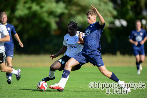 Junior Kalubi Kalonji (l. Fortuna), Ben Schulze (r. Hennigsdorf), Fortuna Babelsberg - FC 98 Hennigsdorf, Landesliga, 2. Spieltag, Saison 26/27, Fussball, 12.09.2026, Potsdam, Foto: Benjamin Feller