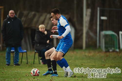Kasra Ghassemi (l. Schenkenhorst), Paul Brandenburg (r. Turbine), SG Schenkenhorst - FV Turbine Potsdam, Kreisliga B, 7. Spieltag, Saison 25/26, Fussball, 14.12.2025, Stahnsdorf, Foto: Benjamin Feller