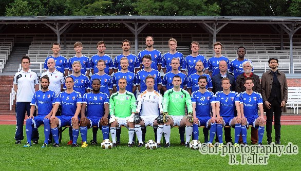 Mannschaftsfoto Potsdamer Kickers, Saison 2015/2016, Hintere Reihe von links: Tobias Kr&uuml;ger, Jakob Drebenstedt, Michael Schubert (Co-Trainer), Stephan Wedlich, Sebastian Brandt, Christian Arnold, Felix Neuer, Ferdinand Einspannier, Josione da Costa PrataMittlere Reihe von links: Stephan Ranz (Trainer), Michael Pasche (Co-Trainer), Felix Huss, Veit Sperl, S&ouml;ren Gl&auml;ser, David Gudschinski, Lars Tuczek, Sebastian Jank, Dr. Detlef Harms (1. Vorsitzender), Wolfgang Schaffernicht (2. Vorsitzender), Lars-Eike Strobel (Hauptsponsor Strobel RA&rsquo;e)Vordere Reihe von links: Stefan Teichmann, Christof Harms, Alex, Falko Lenz, Julian Paries, Dave Franz, Felix Elsa&szlig;er, Hakon Schneider, S&ouml;ren M&uuml;hle,  Foto: Benjamin Feller