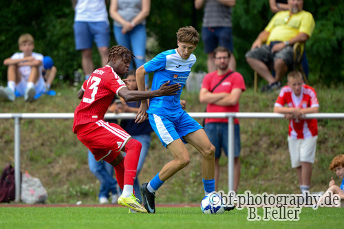 Wisdom Mark Imade (. Bayern), Luca Mahler (r. RSV), RSV Eintracht 1949 - FC Bayern M&uuml;nchen, A-Junioren DFB Pokal, 1. Runde, Saison 26/27, Fussball, 02.08.2026, Stahnsdorf, Foto: Benjamin Feller