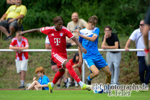 Wisdom Mark Imade (. Bayern), Luca Mahler (r. RSV), RSV Eintracht 1949 - FC Bayern M&uuml;nchen, A-Junioren DFB Pokal, 1. Runde, Saison 26/27, Fussball, 02.08.2026, Stahnsdorf, Foto: Benjamin Feller