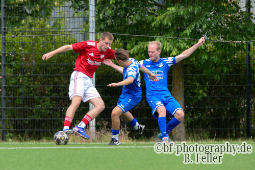 Johannes Pollok (l. Teltow), Felix M&uuml;ller (m. Markendorf), Dominik Menzel (r. Markendorf), Teltower FV - SV Blau Weiss Markendorf, Landesklasse Ost, 29. Spieltag, 06.06.2026, Fussball, Teltow, Foto: Benjamin Feller