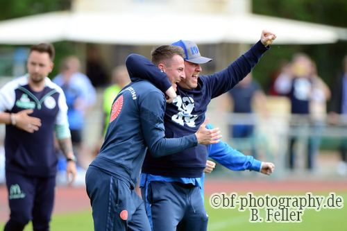 Mathias Steinborn (l.) und Patrick Hintze (Trainer r.) feiern die Meisterschaft, Jubel RSV, RSV Eintracht 1949 - VFC Plauen, 28. Spieltag, Oberliga S&uuml;d, Saison 25/26, Fussball, 09.05.2026, Stahnsdorf, Foto: Benjamin Feller