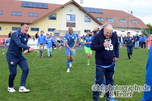 Sektdusche f&uuml;r Patrick Hinze (Trainer RSV), Jubel RSV, RSV Eintracht 1949 - VFC Plauen, 28. Spieltag, Oberliga S&uuml;d, Saison 25/26, Fussball, 09.05.2026, Stahnsdorf, Foto: Benjamin Feller