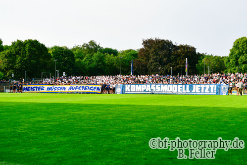 Fans von Babelsberg und Jena vor dem Spiel mit Plakaten für die Aufstiegsreform, SV Babelsberg 03 - FC Carl Zeiss Jena, Regionalliga Nordost, 2. Spieltag, Saison 26/27, Fussball, 31.07.2026, Potsdam, Foto: Benjamin Feller Fans von Babelsberg und Jena vor dem Spiel mit Plakaten für die Aufstiegsreform, SV Babelsberg 03 - FC Carl Zeiss Jena, Regionalliga Nordost, 2. Spieltag, Saison 26/27, Fussball, 31.07.2026, Potsdam, Foto: Benjamin Feller