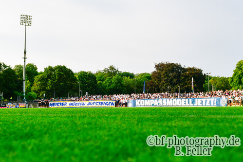 Fans von Babelsberg und Jena vor dem Spiel mit Plakaten f&uuml;r die Aufstiegsreform, SV Babelsberg 03 - FC Carl Zeiss Jena, Regionalliga Nordost, 2. Spieltag, Saison 26/27, Fussball, 31.07.2026, Potsdam, Foto: Benjamin Feller